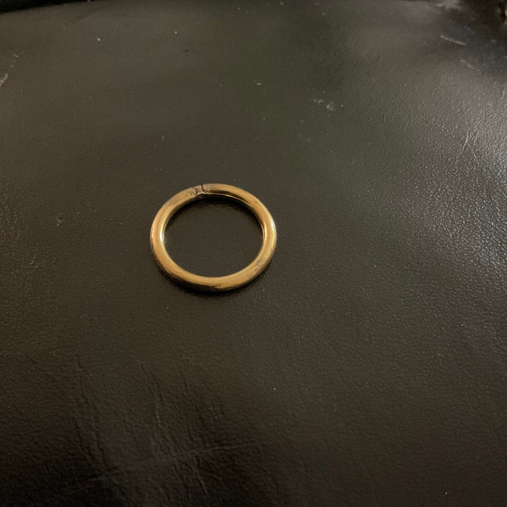 Gold ring w/ small diamond— Vinader.